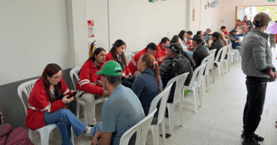 Foto que muestra un grupo de personas hablando en Bogotá.