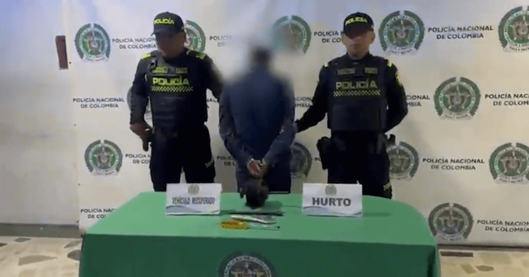 Hombre capturado en medio de dos policías