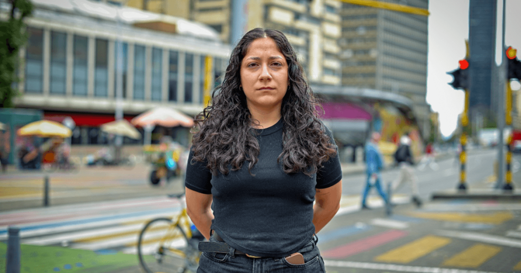 Mujer vestida de negro.