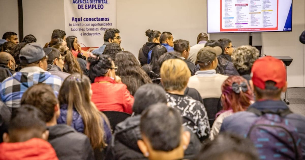 Asistente a la Unidad Móvil de Empleo con asesor de la Agencia Pública de Empleo.