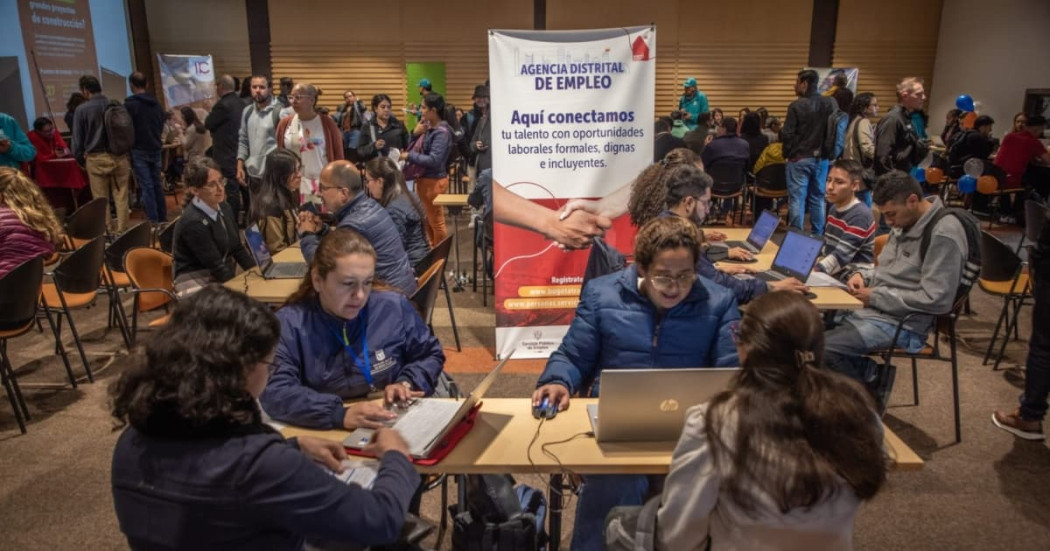 Personas asistiendo a las ferias de empleo de la Secretaría Distrital de Desarrollo Económico