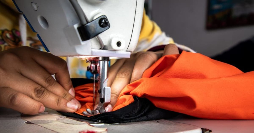 Persona utilizando una maquina de coser 