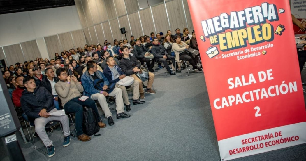 Foto de participantes en la Megaferia de Empleo de Bogotá.