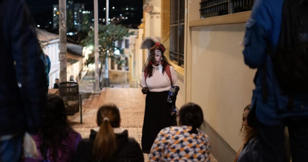 Ciudadanos participando del recorrido 'Fantasmas de La Candelaria' junto al guía.