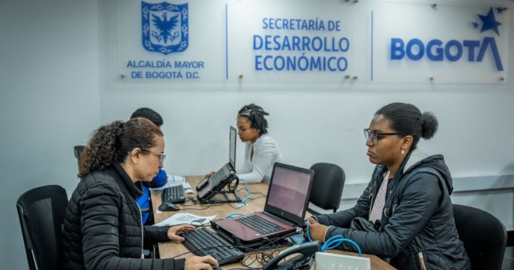 Persona mayor de 50 años acudiendo a los servicios de la Secretaría Distrital de Desarrollo Económico