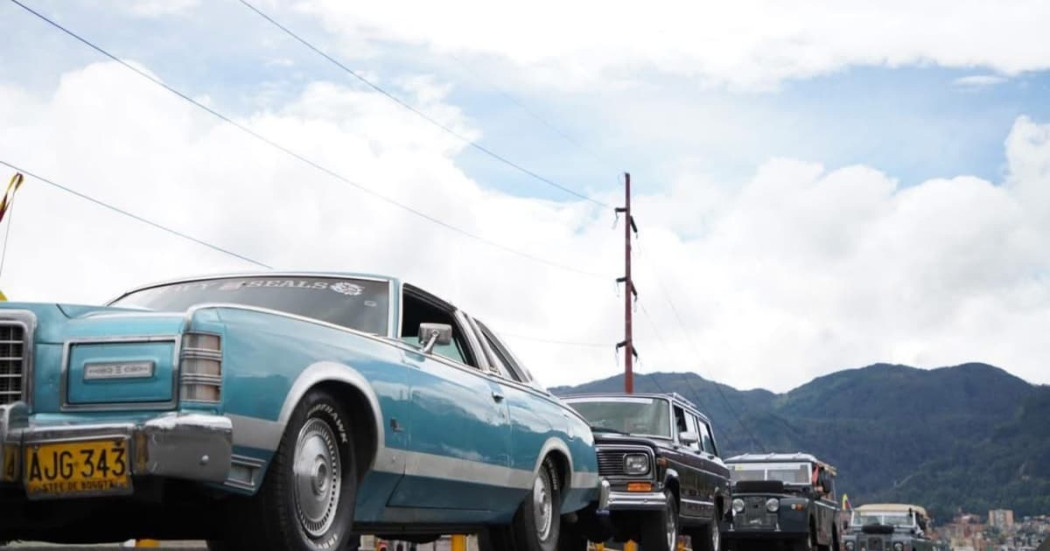 Desfile de autos clásicos por las calles de Bogotá