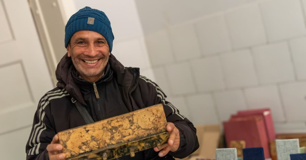 Freddy Afanador con una de sus creaciones en el Centro de Cuidado Transitorio Los Caminantes