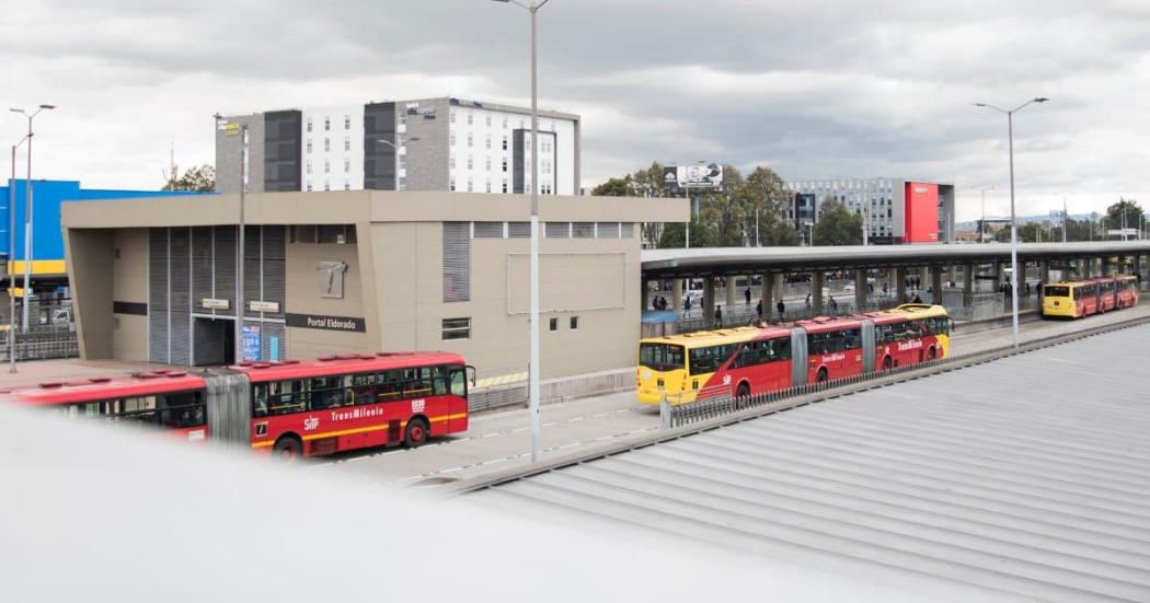 Foto de varios buses de TransMilenio 