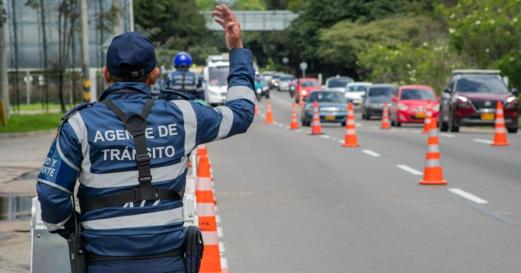 Foto de un agente de tránsito en una vía de Bogotá