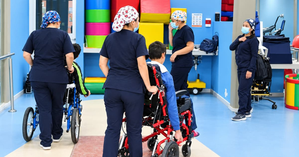 Foto de un Centro Amar con niños o personas en discapacidad accediendo a servicios sociales en Bogotá.