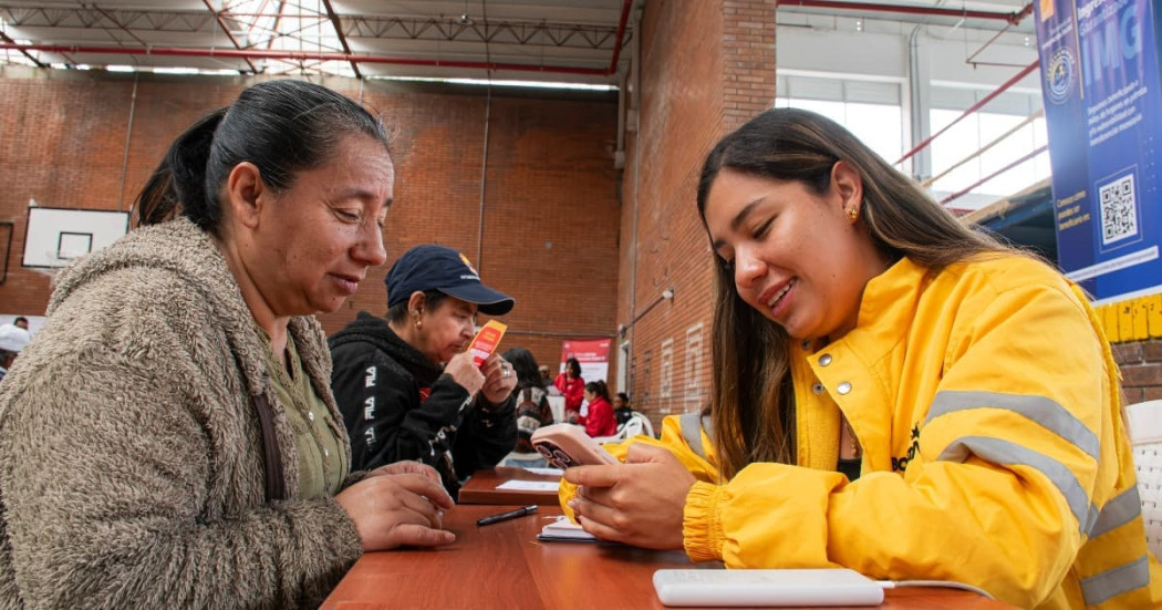 Foto de una mujer en una de las jornadas de atención de Ingreso Mínimo Garantizado en Bogotá.