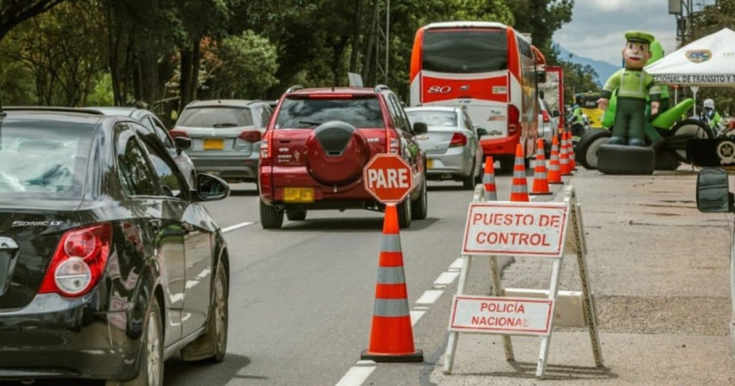 Foto de una de vía de Bogotá con distintos vehículos