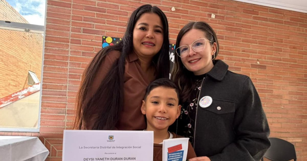 Foto de una familia graduada de Kennedy en cuidado y la protección de niñas, niños y adolescentes en Bogotá.