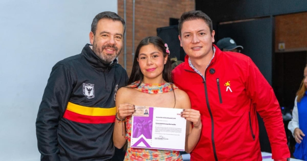 Alcalde Carlos Fernando Galán con mujer de la Localidad de Santa Fe que recibió licencia de conducción