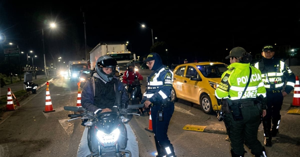 Foto de policías en puesto de control sobre restricción de circulación motociclistas en Bogotá durante Halloween 2026