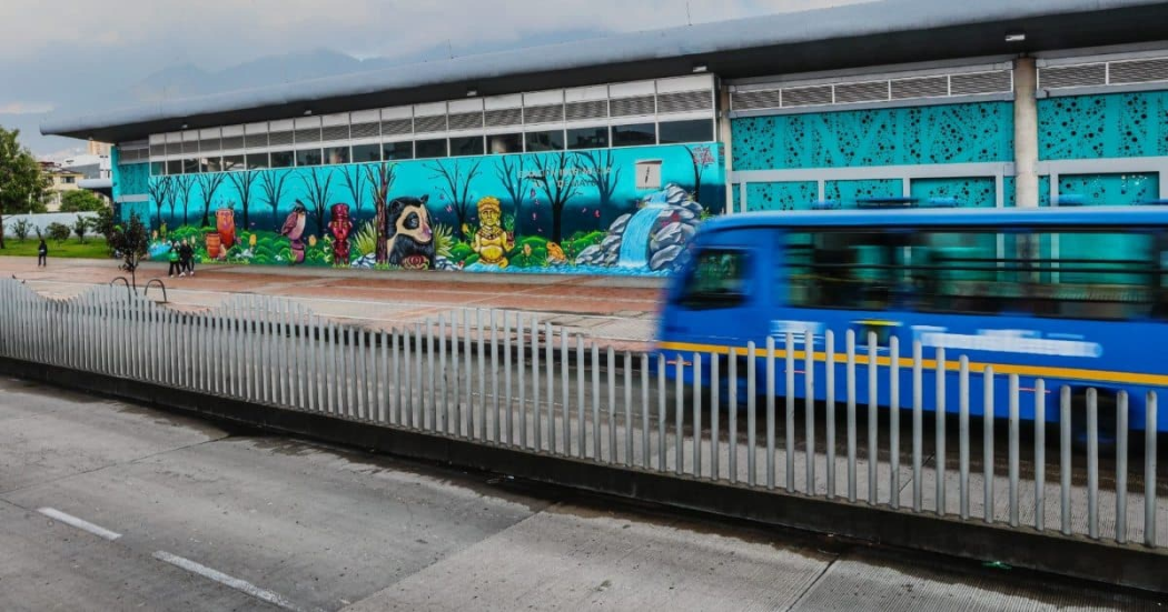 Foto de un bus en una vía de Bogotá 