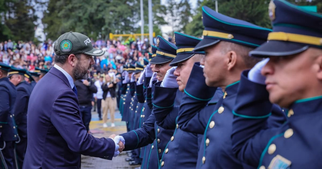 Foto del alcalde Carlos Fernando Galán durante la ceremonia de ascenso de la Policía.