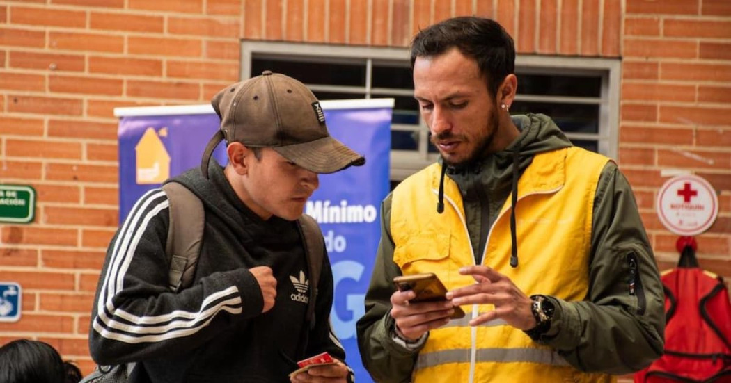 Foto de dos personas en una feria de Ingreso Mínimo Garantizado en Bogotá.