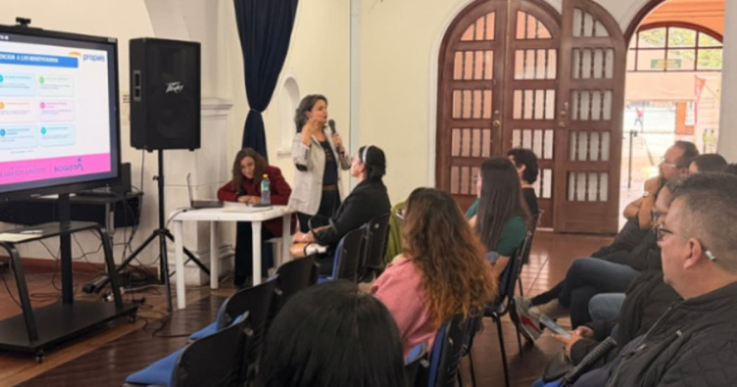 Foto de uno de los diálogos con emprendedores y comerciantes locales en Barrios Unidos.
