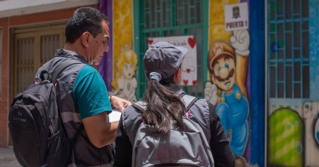 Foto de encuestadores en calles de Bogotá.