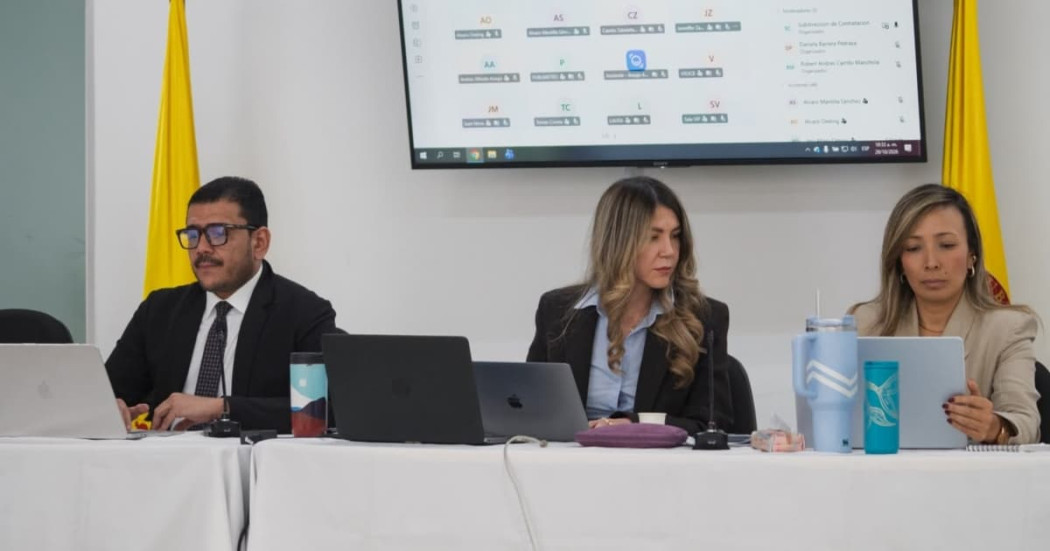 Foto de la audiencia de inicio de proceso sancionatorio contra Sencia por el estado de la grama del estadio El Campín de Bogotá.