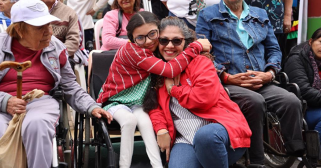 Foto de una niña abrazando a una mujer 