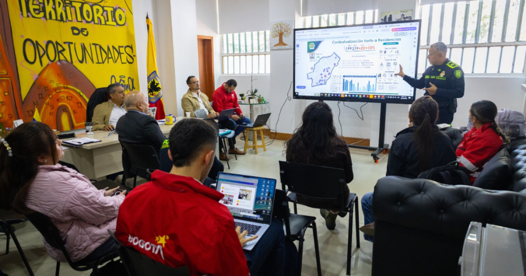 Foto de funcionarios de la localidad de San Cristóbal e una reunión 