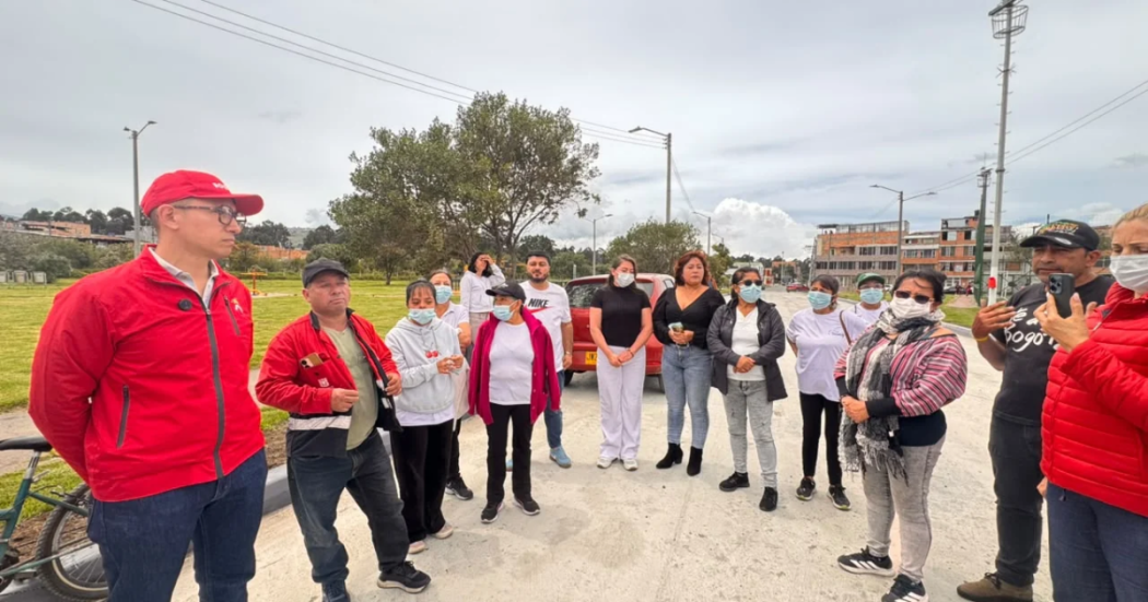 Foto de funcionarios de la localidad de Kennedy en ua obra 