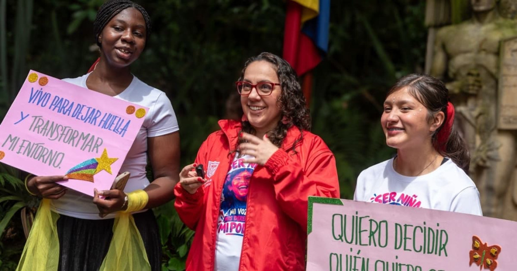 Funcionaria de la Secretaría de Inclusión Social junto a dos participantes de la jornada