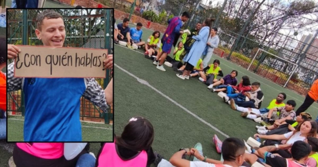 Foto de un grupo de jóvenes en un parque en procesos de diálogo sobre prevención de violencias de género en Bogotá.