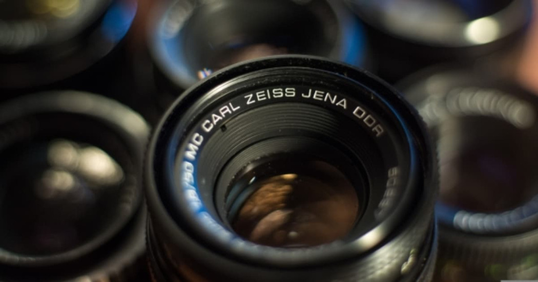 Foto de varios lentes de cámaras de fotografía.
