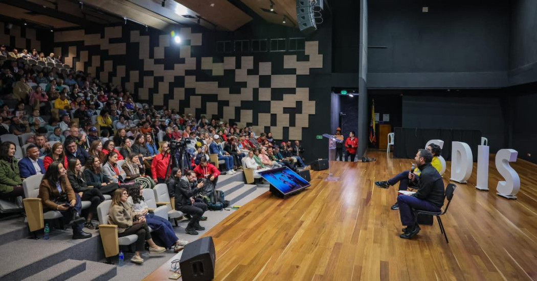 Foto del alcalde Carlos Fernando Galán durante en anuncio de apertura de cinco nuevos Centros de Acogipara habitantes de calle.