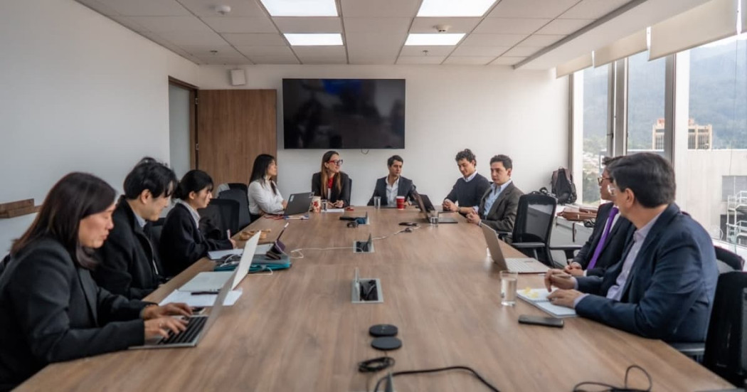 Delegados de Bogotá y Corea conversando sobre la posibilidad de invertir en emprendimientos bogotanos
