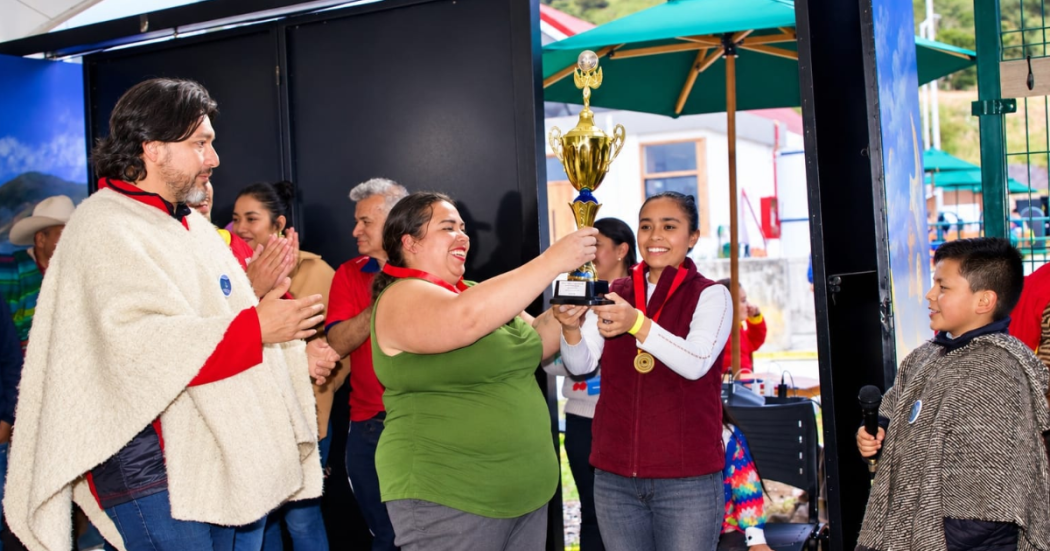 Foto de una mujer con un trofeo 