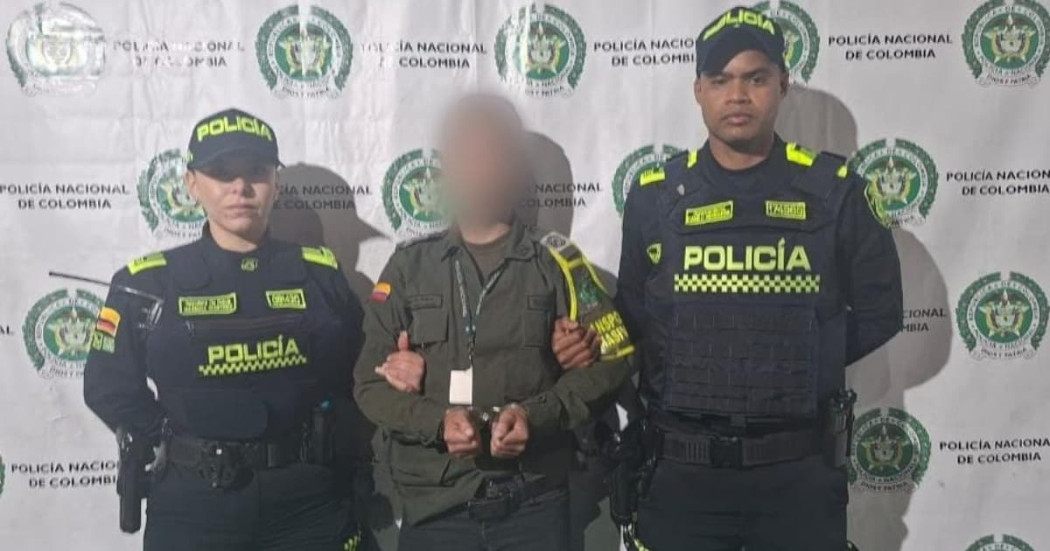 Foto del falso policía capturado en Engativá, al noroccidente de Bogotá.