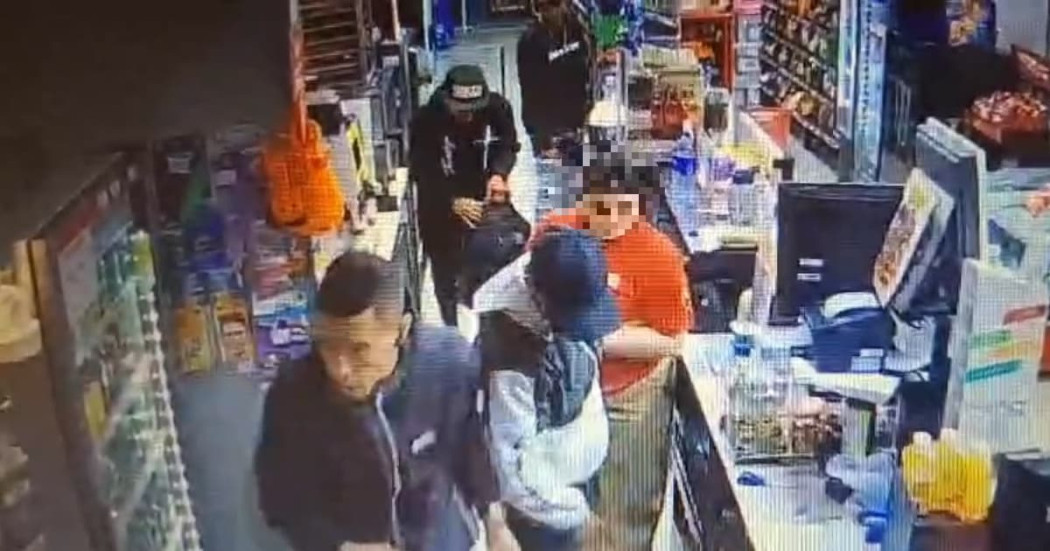 Imagen de cámaras de seguridad que evidencian el ingreso de los tres capturados al restablecimiento en Fontibón con armas de fuego. 