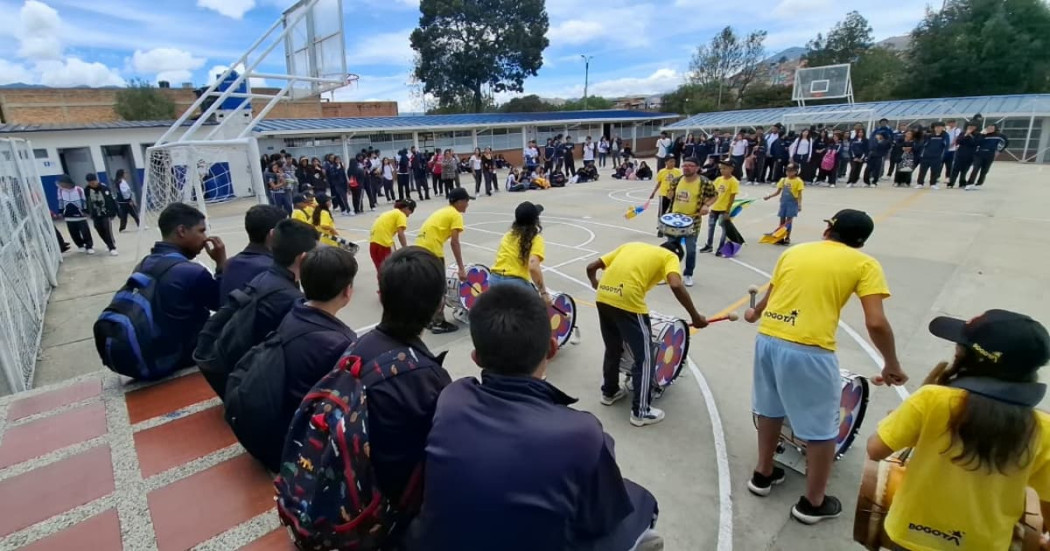 Foto de la jornada del Centro Abrazar de prevención de xenofobia en colegios de Bogotá.