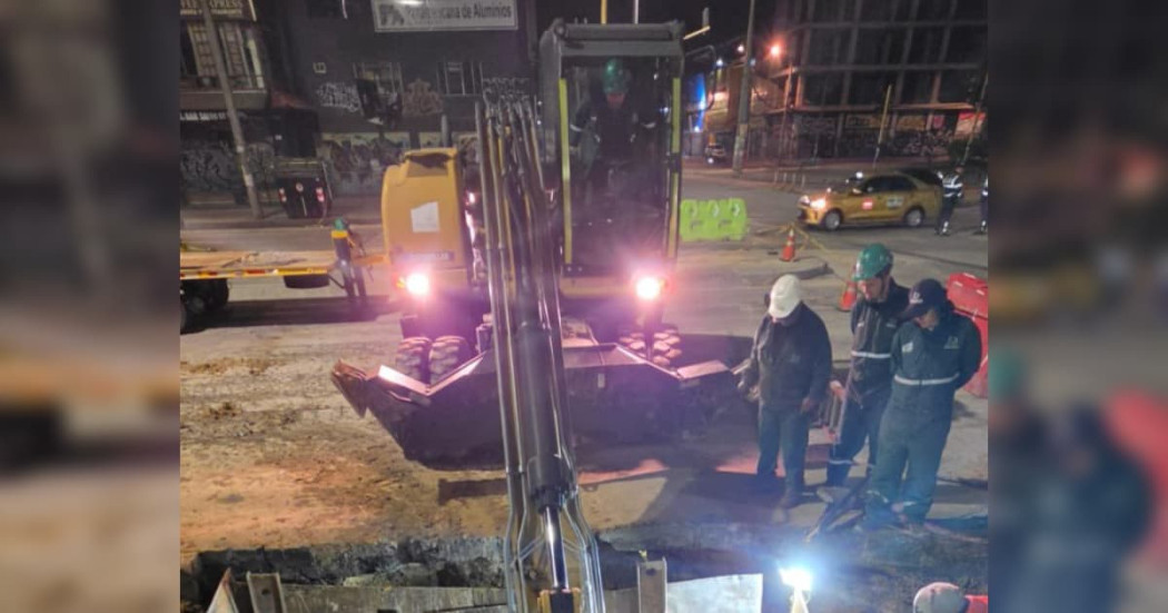 Foto de obras y maquinaria del Acueducto de Bogotá en una vía.