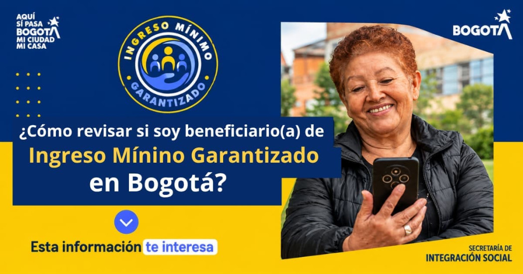 Foto de una mujer beneficiaria de Ingreso Mínimo Garantizado revisando su celular.