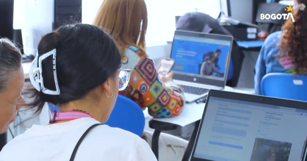 Personas navegando en la plataforma Conéctate y Crece