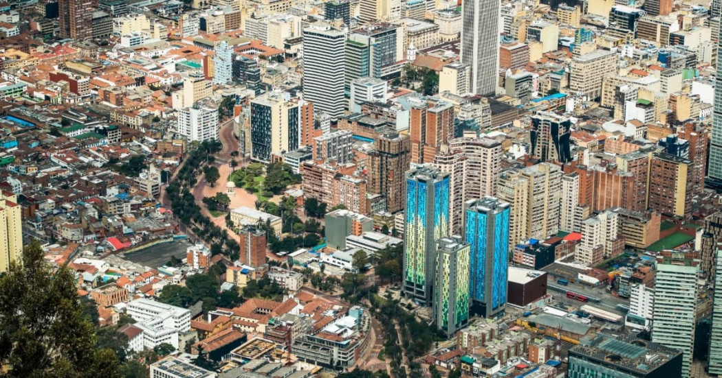 Foto aéra de Bogotá con vista en el centro de la capital.