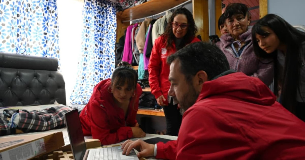 Foto del alcalde Carlos Fernando Galán junto a la familia de María del Carmen Zabala durante la entrega de computadores del programa 'Conexión Social'.