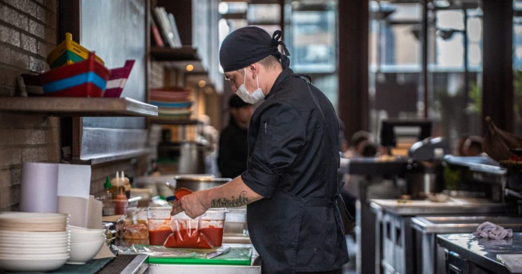 Hombre trabajando en un restaurante en Bogotá