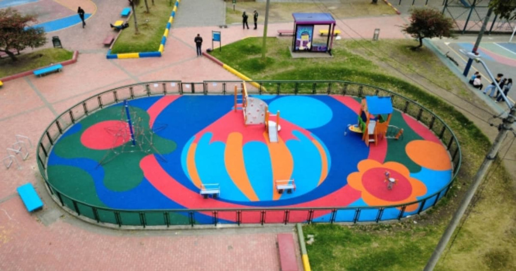 Foto de un parque local tras obras de renovación en Bogotá.