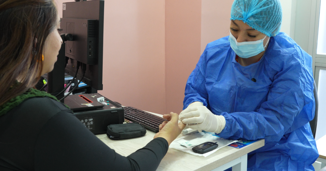Foto de una doctora atendiendo una paciente mujer 