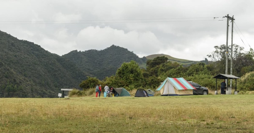 Foto de camping en el embalse de El Neusa en Cundinamarca, a hora y media de Bogotá.