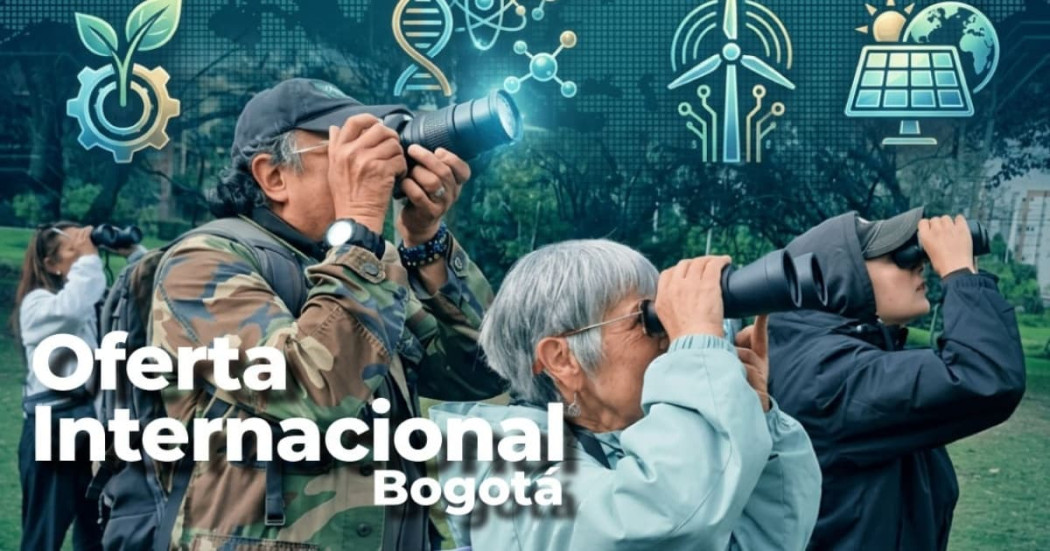 Foto de un grupo de adultos mayores revisando paisajes en Bogotá con binoculares.