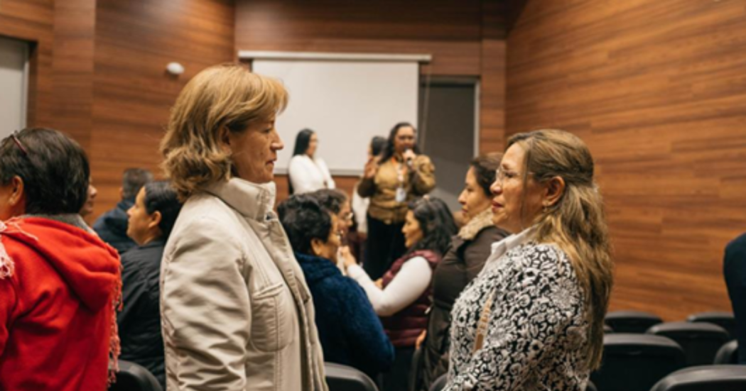 Foto de dos mujeres viendose fijamente 