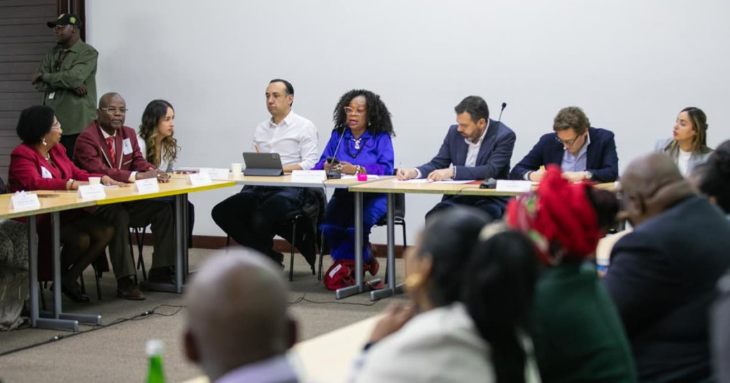 Foto de la asistencia del alcalde Carlos Fernando Galán ante la Comisión Consultiva Distrital de comunidades afro en Bogotá.