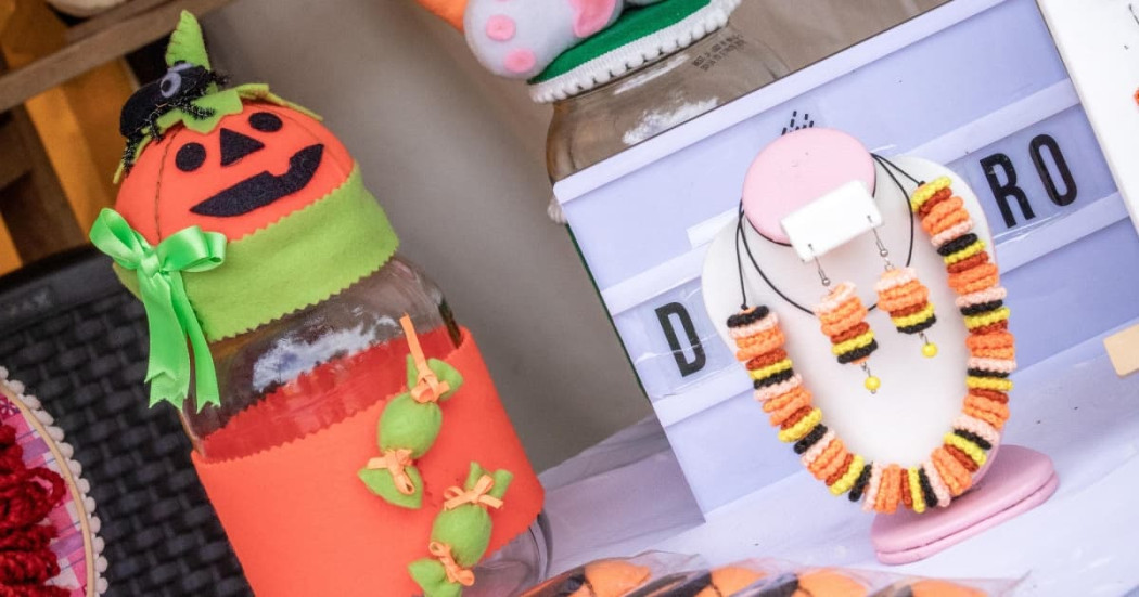 Productos alusivos a Halloween en una feria promovida por la Secretaría Distrital de Desarrollo Económico